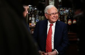 Warren Buffett ABŞ seçkilərində niyə tərəf tutmur?