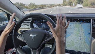 Tesla rəsmisindən ETİRAF: bu funksiyalar sürücüsüz…