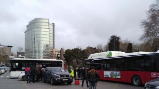 “BakuBus”un avtobusu qəzaya düşdü (FOTO)