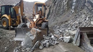 Lahıcda torpaq uçqunu oldu, yol bağlandı