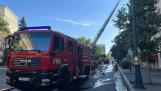 Yaşayış binasındakı yanğın tam söndürüldü (YENİLƏNİB/FOTO/VİDEO)