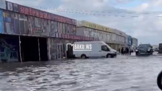 “Binə” ticarət mərkəzi su altında qaldı (VİDEO)