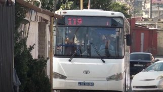 Xırdalan sakinləri saatlarla avtobus gözləyirlər: İnterval problemi niyə həll olunmur?