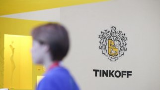 Tinkoff Bank üç ölkə istisna olmaqla, işçilərinə xaricdən işləməyi qadağan etdi