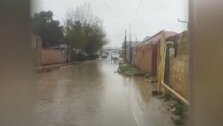 Güclü yağış yolları gölə çevirdi (VİDEO)