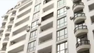 Bakıda kuryoz bina, pilləkəni yoxdur (VİDEO)