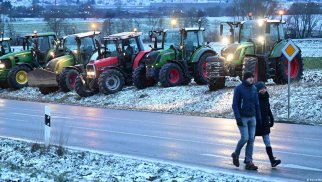 Bild: Fermerlər traktorlarla Berlinin əsas küçəsini bağladılar