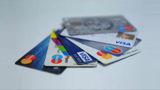 Banklar kartları niyə pulsuz paylayırlar?