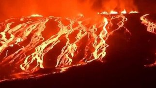 Qalapaqosda vulkan püskürməyə başladı (VİDEO)