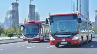 Bakıda eyni nömrəli iki avtobus fərqli istiqamətlərə gedir - Video