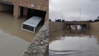 Bakıda sərnişin avtobusu suyun içində qaldı - Sərnişinlər kəndirlə xilas edildi