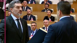 Gürcüstanın altıncı prezidenti Mixeil Kavelaşvili and içib