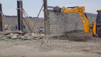 Daha bir qanunsuz tikili söküldü (VİDEO)