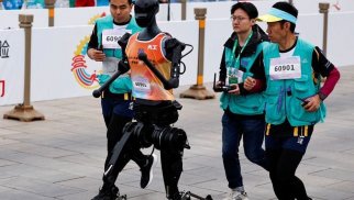 Çində ilk dəfə yarımmarafonda "insanabənzər robotlar" insanlarla yarışdı
