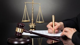 İşdən çıxmaq üçün məhkəməyə müraciət etdi