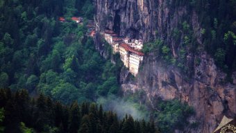 Türkiyənin Qara dəniz bölgəsində əsrarəngiz turizm məkanı - Sümela monastırı