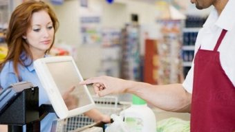 Vitrinlə kassada fərqli olan qiymətlər: Aldadılan müştərilər - Cəriməni niyə satıcı ödəyir?