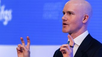 "Coinbase" CEO-su milyon dollar qazanan süni intellekt botu ilə danışdı