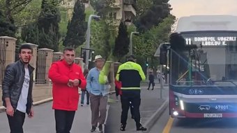Piyadaya yol verməyib döyən "BakuBus" sürücüsü işdən çıxarıldı (VİDEO)