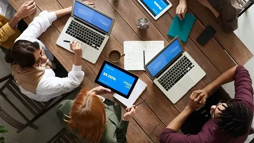 Tələbə yataqxanalarında yaranan dünyanın nəhəng şirkətləri 