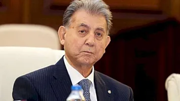 92 yaşlı alim 50 ildən sonra vəzifədən getdi