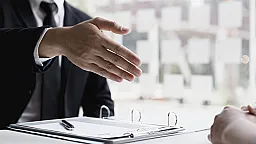 Работа с фиксированной зарплатой не предотвращает опасность, а лишь откладывает её — эксперт