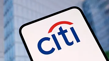 "Citigroup" Trampın hesabları ilə bağlı qanunsuz işdən çıxarmada ittiham olunur