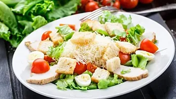 "Tarqovu"dakı restoranlarda Sezar salatının qiymət fərqi 13 manata çatır