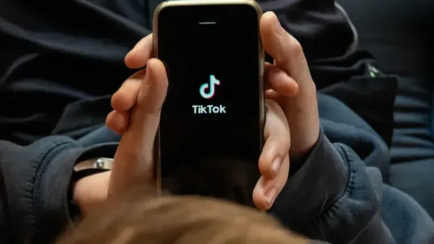 Почти 60% видеороликов, которые TikTok показывает новым пользователям, созданы с использованием технологий искусственного интеллекта