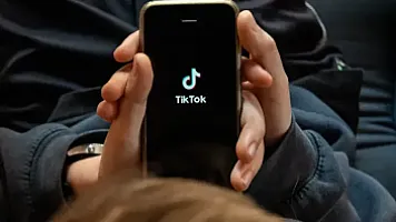 Почти 60% видеороликов, которые TikTok показывает новым пользователям, созданы с использованием технологий искусственного интеллекта