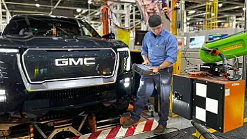 Robotlar içəridə, işçilər kənarda: Avtomobil nəhəngində böyük narazılır