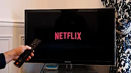 Netflix рассматривает запуск круглосуточных телеканалов с прямым эфиром