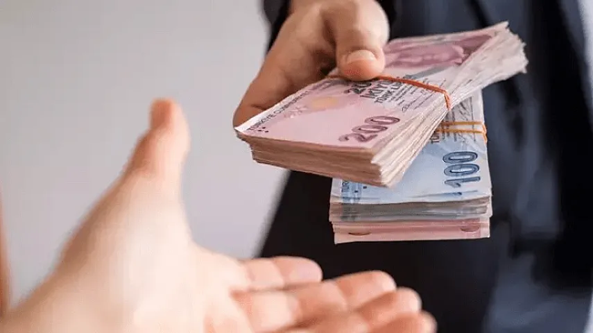 Bir insan maaşını düzgün xərcləmədiyi üçün yolpulunu sizdən istəyirsə...