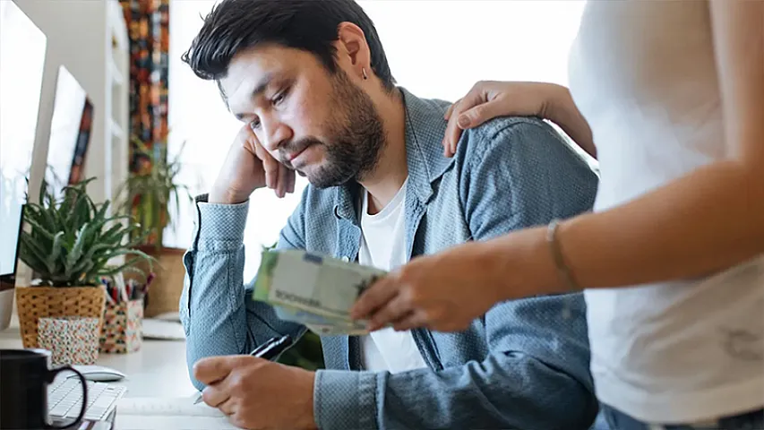 Niyə hamı çox qazanan dostdan borc istəyir?