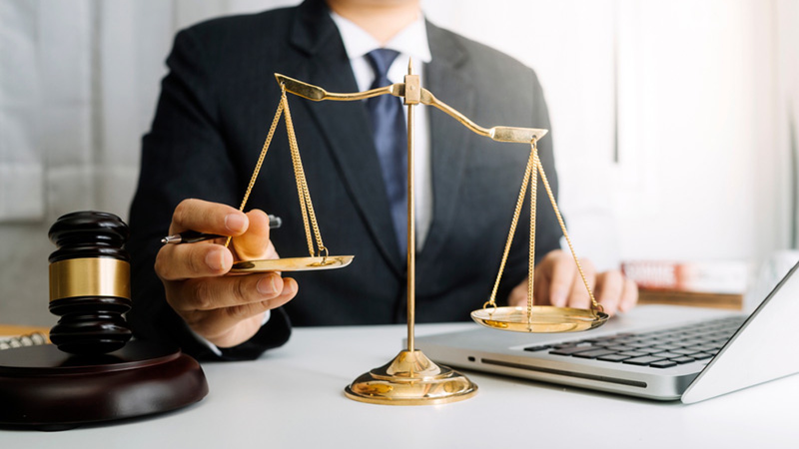 “Qalstuksuz hüquqşünas”: “Microsoft” və “Amazon”la işləmək mənə yaxşı təcrübə qazandırıb”