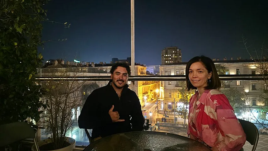 “Yırtık pantolon”lu oğlan Türkiyədən Azərbaycana piyada gəldi 