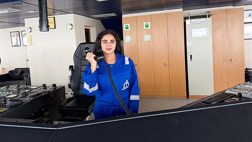 Rahatlığını karyerasına fəda edən gəmiçi xanım: “Kapitan köməkçisi kimi ilk səfərim çox çətin idi” 