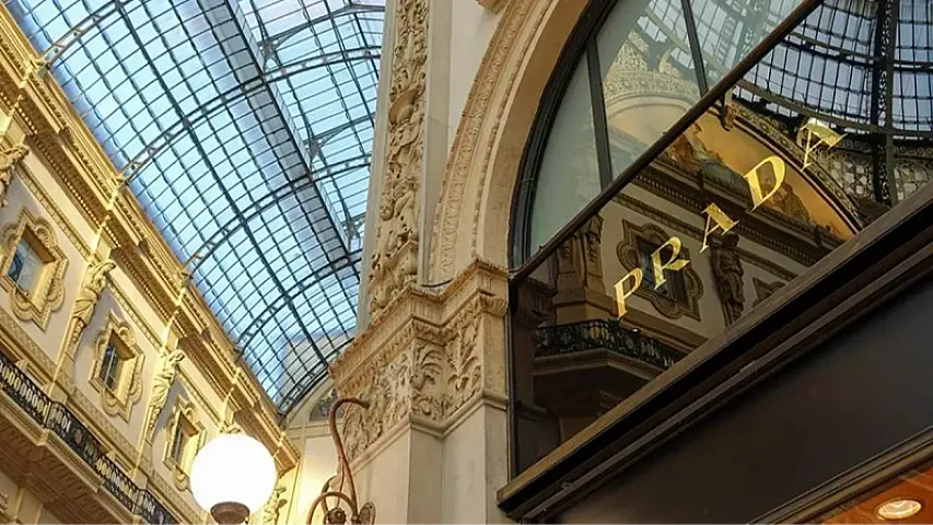 Итальянский модный дом Prada завершил приобретение Versace у Capri Holdings 2