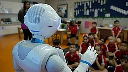 В одной из школ Токио урок английского проводит робот-учитель