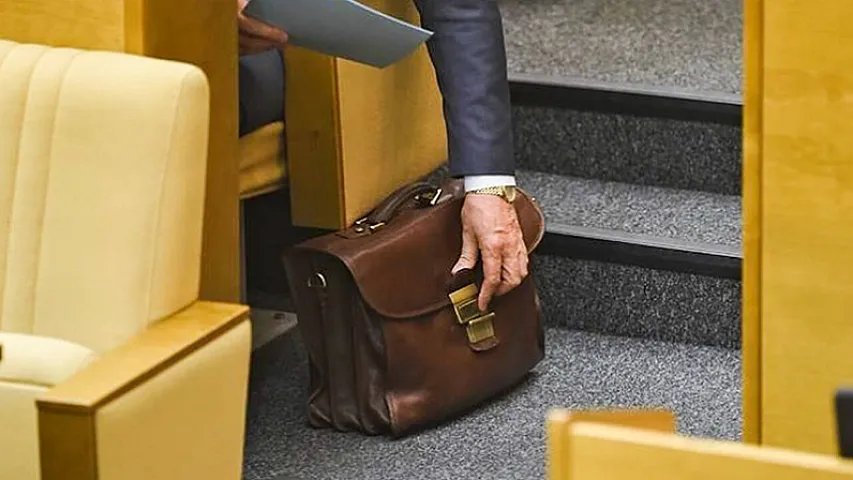 Dövlət Agentliyində sədrin müşaviri işdən çıxdı