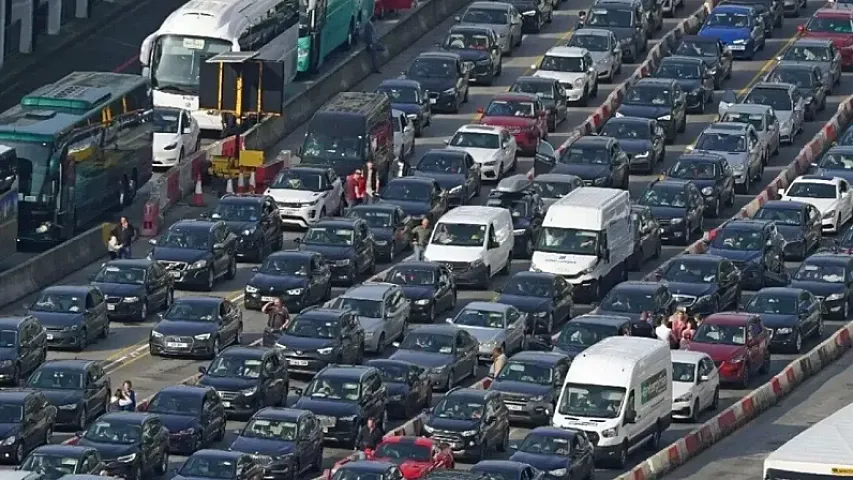 Bu ölkə 10 dəqiqə tıxacda qalanlara pul ödəyəcək