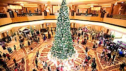 Роскошь праздника: 10 новогодних ёлок, оценённых в миллионы долларов