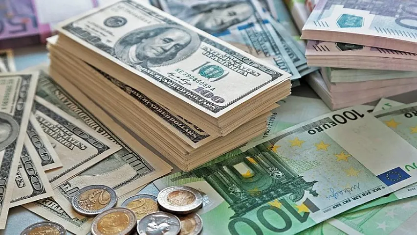 Банки снизили покупку долларов в октябре на 16,6%, продажи евро снизились заметно