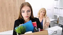 İşə hər gün vaxtından tez gedən qadın işdən qovuldu