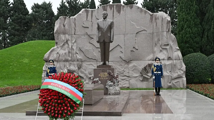 Prezident və birinci xanım Ümummilli Lider Heydər Əliyevin məzarını ziyarət ediblər