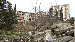 Жители домов в районе Хатаи требуют срочно решить проблему с неубранным двором