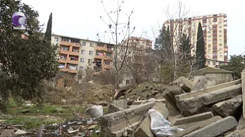 Жители домов в районе Хатаи требуют срочно решить проблему с неубранным двором