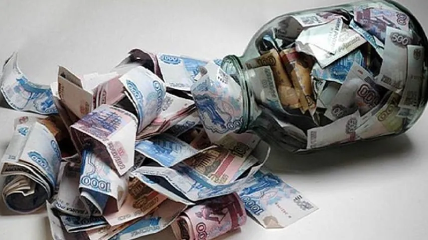 «Каждые 100 манатов теряют до 10 манатов в год»:  экономист о рисках хранения денег дома