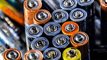 Şarjsız 5000 saat və yanğın riski olmadan: Gələcəyin batareyası yaradıldı