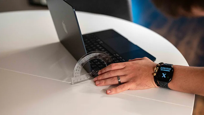 Mağazalarda "MacBook"lar niyə 76 dərəcə bucaqla yerləşdirilir?